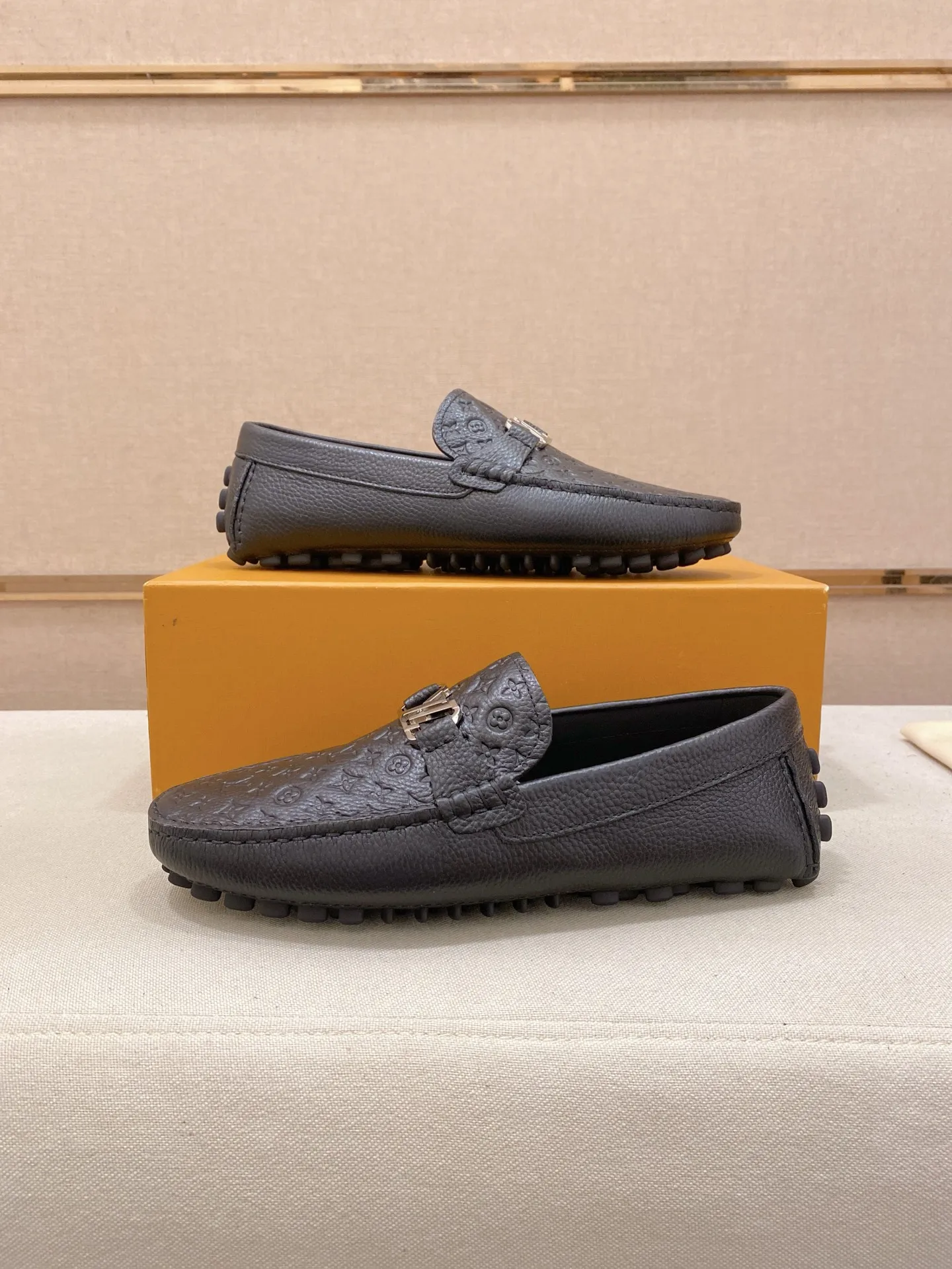 Factory price: 500💰High-end quality! LV 🆕🆕Exclusive hot-selling products in stock🔥🔥New products on the shelves, high-quality Ferragamo men's pea shoes, high-end casual driving shoes, with complete packaging! 💪 💪 Material: imported pebbled first-layer cowhide 🐂 + imported high-quality buffalo leather lining + wear-resistant outsole 👍🏻👍🏻 Features: high-end and comfortable, purely handmade 🚀 🚀 Create the perfect shoe that suits you best 🔥 🔥 Size: (38-44) 45 standard size can be customized!